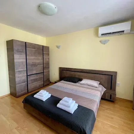 Lovita With A Garage Apartman *