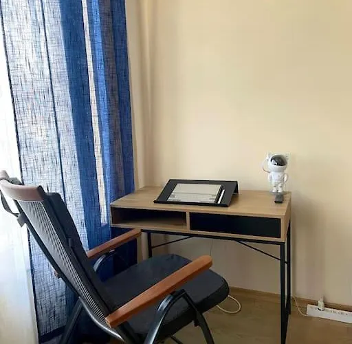 Lovita With A Garage Warna