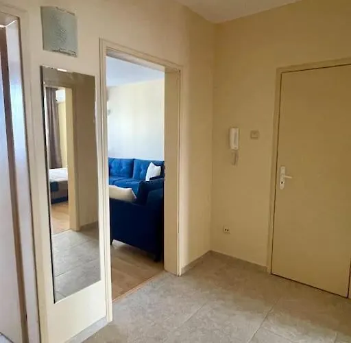 Lovita With A Garage * Warna